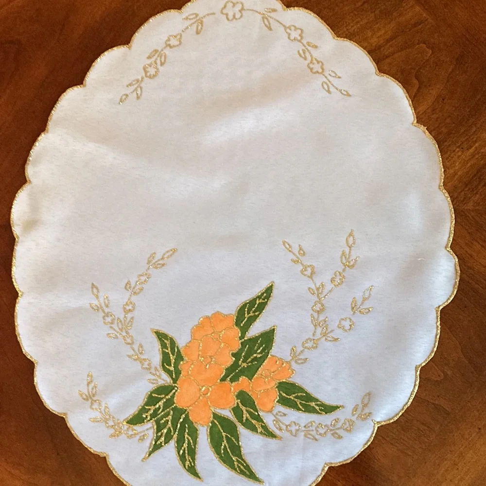 Set of 4 table Topper Oval shape with scalloped gold glitter